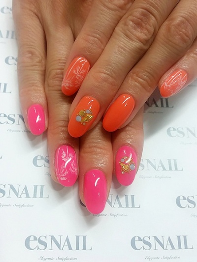 ネオンピンク＆オンレジネイルにヤシの木（画像提供：esNAIL）