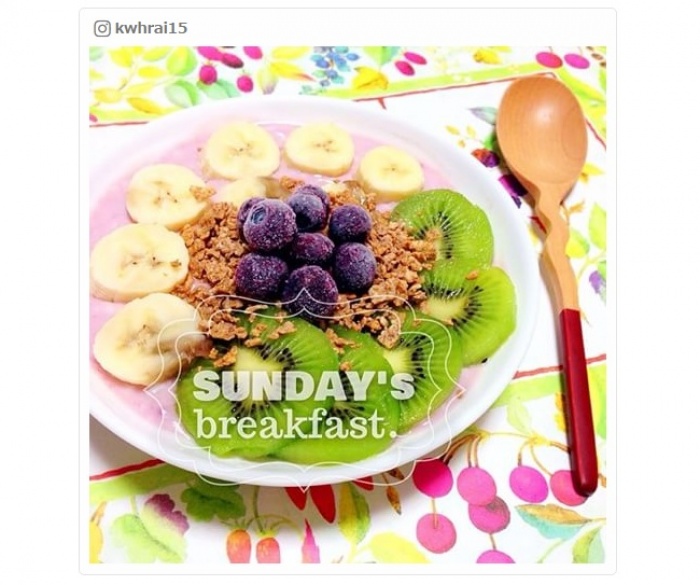 【なんちゃってレシピ】「アサイーボウル」をミキサーなしで！お手軽＆オシャレ朝食を作ろう／kwhrai15さんInstagramより