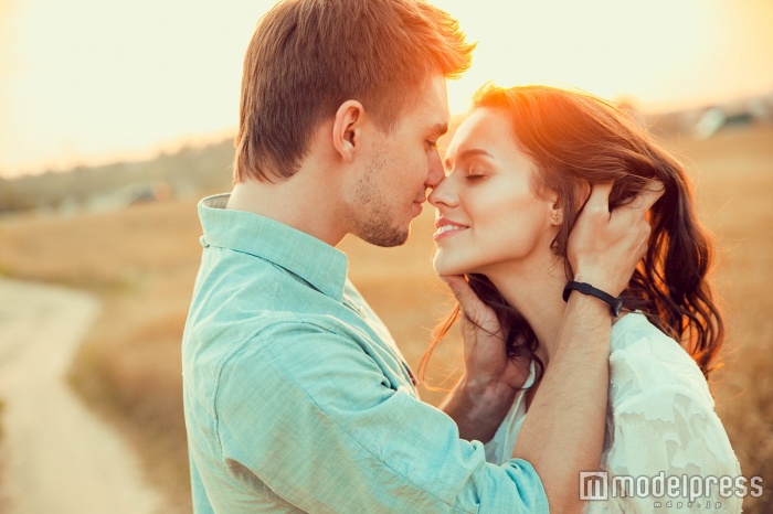 男子が思わずキスしたくなる女子の油断してる瞬間5つ（photo by Elena Kratovich／Fotolia）