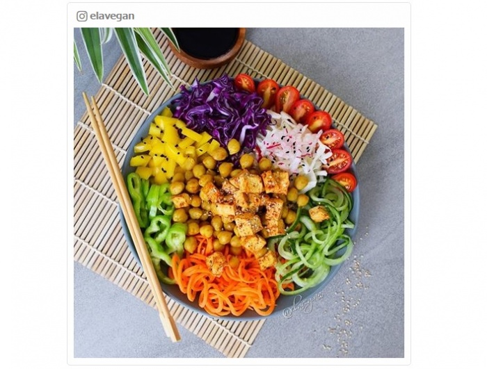 「ブッダボウル」が海外で話題!色鮮やか&ヘルシーに体をリセット/elaveganさんInstagramより