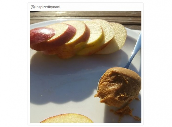 りんごにトッピングして/inspiredbynaniさんInstagramより