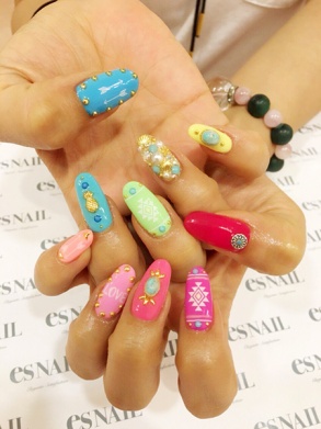カラフルネイル＋ネイティブ柄（画像提供：esNAIL）