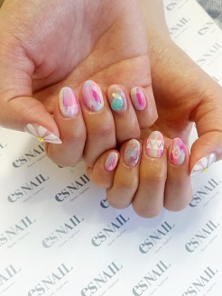 ターコイズもプラスしてさらに夏っぽく（画像提供：esNAIL）