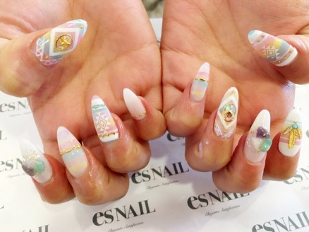 カラフルネイル＋ネイティブ柄（画像提供：esNAIL）
