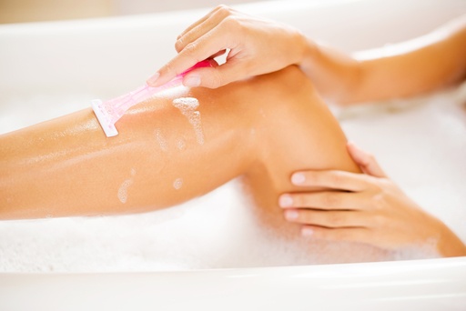 毛の処理をする女性の足の写真