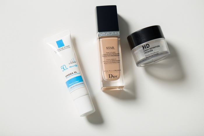 （左から）A．ラ ロッシュ ポゼ 敏感肌用 UVイデア XL SPF50・PA＋＋＋＋、B．ディオール ディオールスキン スター フルイド SPF30・PA＋＋、C．メイクアップフォーエバー HDハイディフィニションパウダー（C）TOPLOG