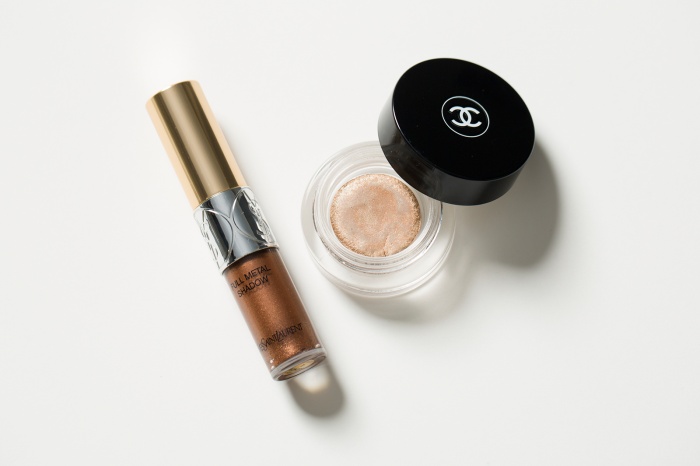 （左から）A．イヴ･サンローラン フルメタルシャドウ 7 アクアティックコッパー、B．シャネル イリュージョン ドンブル 90 コンヴォワティーズ（C）TOPLOG