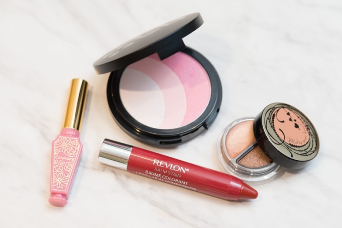 上から時計まわりに「LBゴージャスブラッシャーダズリングピンク」「インテグレート ハートメルティアイズ BR712」「レブロン バームステイン 045」「キャンメイク　リップティント01」／画像提供：VOCE