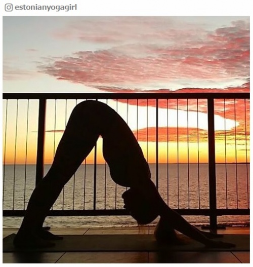 山の日は「山のポーズ」で気持よくストレッチ！隠された痩せ効果／estonianyogagirlさんInstagramより