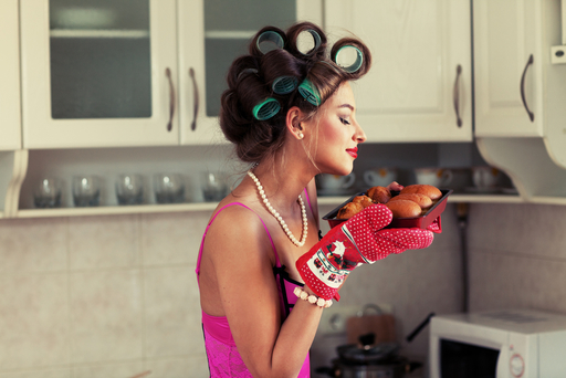 パンを焼く女性の写真