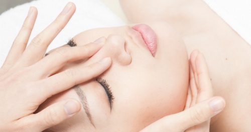 鼻の根元から高さを盛り上げる「隆鼻矯正」