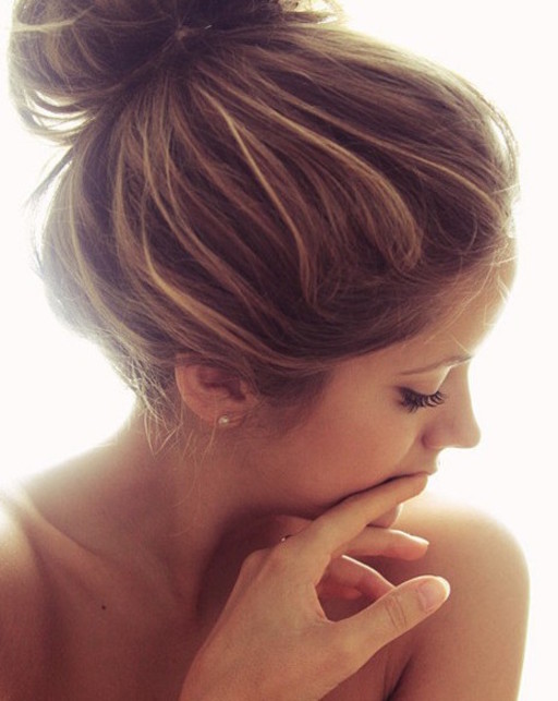 女性が下を向いた写真