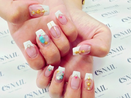 白フレンチにパーツ（画像提供：esNAIL）