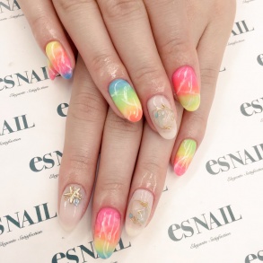 ネオンカラーのカラフルネイル（画像提供：esNAIL）