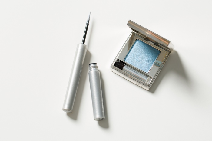 （右から）A．RMK インジーニアス パウダーアイズ N SH-05 シャイニー ブルー（販売終了）、B．M･A･C スーパースリック リキッド アイ ライナー ノクターナル（限定品）（C）TOPLOG