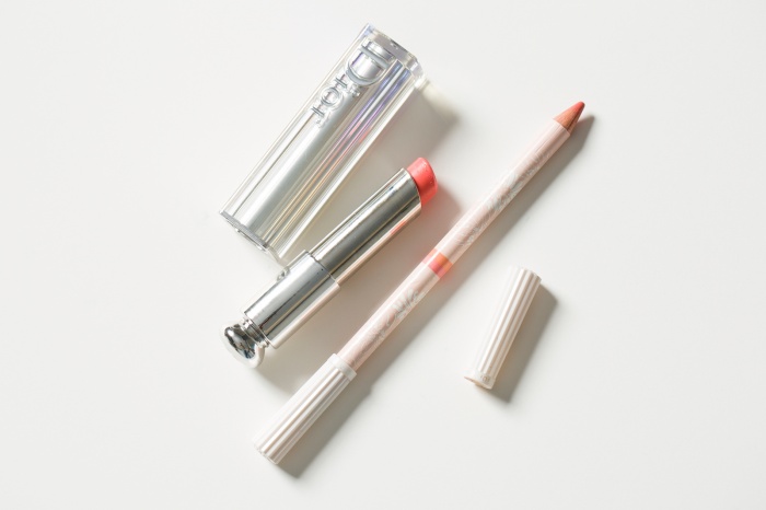 （左から）A．ポール ＆ ジョー リップライナー デュオ 02 ペシェ、B．ディオール アディクト リップスティック 441 フリムス（C）TOPLOG