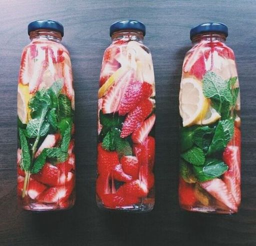 野菜と果物が入った瓶