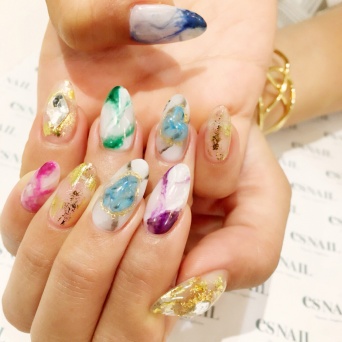 カラフルな大理石ネイル（画像提供：esNAIL）