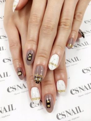 グレージュでエレガント（画像提供：esNAIL）