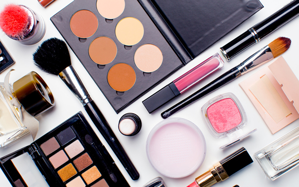 テーブルに広げられたさまざまな化粧品 (c) fotofabrika - Fotolia.com
