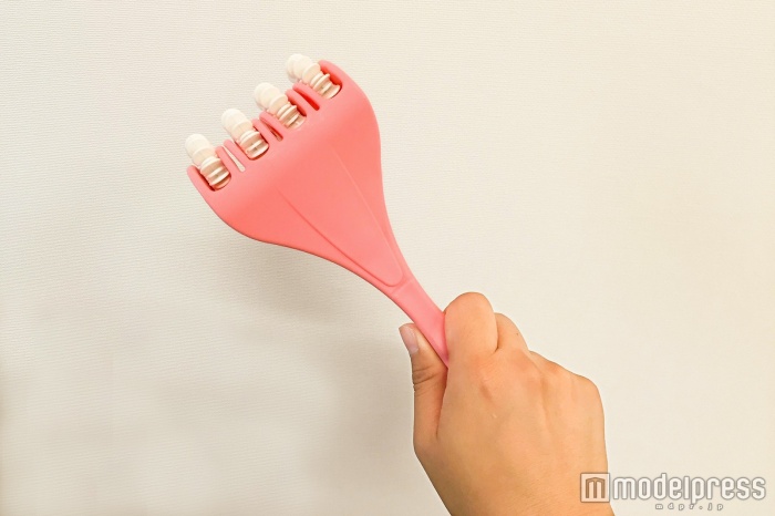 持ちやすい取手で楽々マッサージ（C)モデルプレス