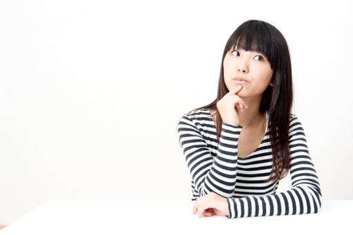 考える女性の写真