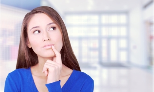 考えている女性の写真