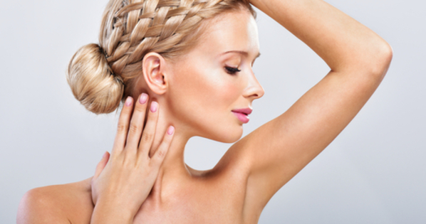 「腕を上げられない……」を撃破！脇汗の対策は、0円でできる！