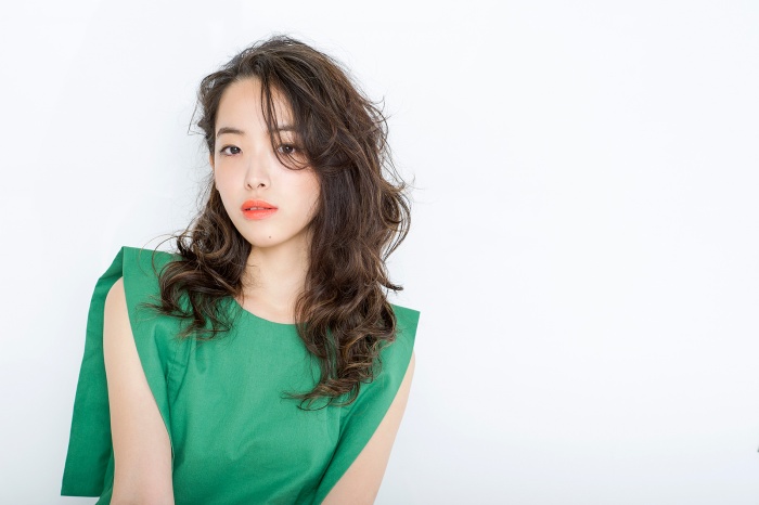 三つ編みのアクセントでちょっぴり甘さをプラス（C）TOPLOG