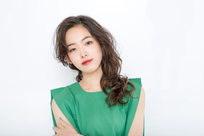 サイド寄せアレンジでより大人っぽい仕上がりに（C）TOPLOG