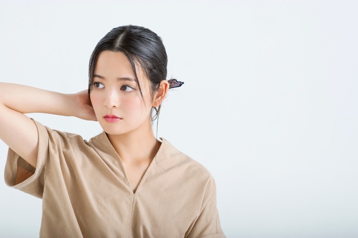 タイトなシルエットで大人の色気をプラスする（C）TOPLOG