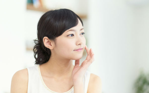 肌のきれいな女性
