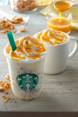 画像左から「ゴールデン メイプル フラペチーノ（R） with キャンディ ウォルナッツ」、「ゴールデン メイプル ラテ」