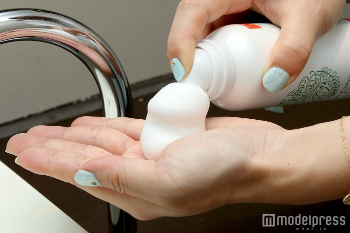 ボトルは良く振るととりキメ細かい泡に（C）モデルプレス