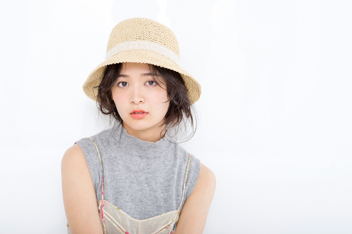 あえて崩したまとめ髪でフェミニンな雰囲気に（C）TOPLOG