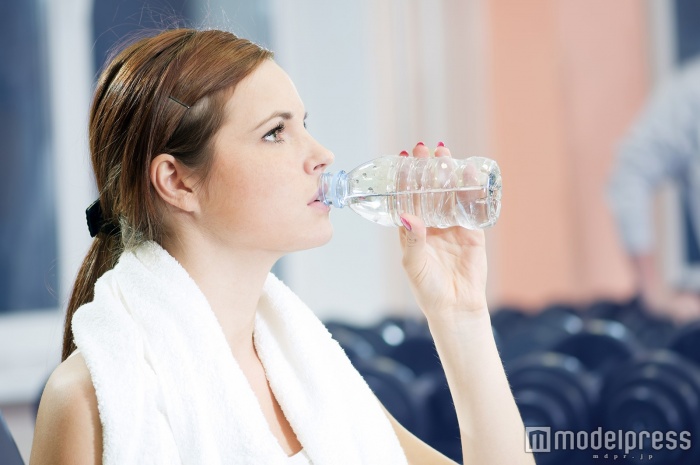 「ただ飲むだけ」はおデブになっちゃう!?ヤセに導くお水の飲み方(Photo by Markin)