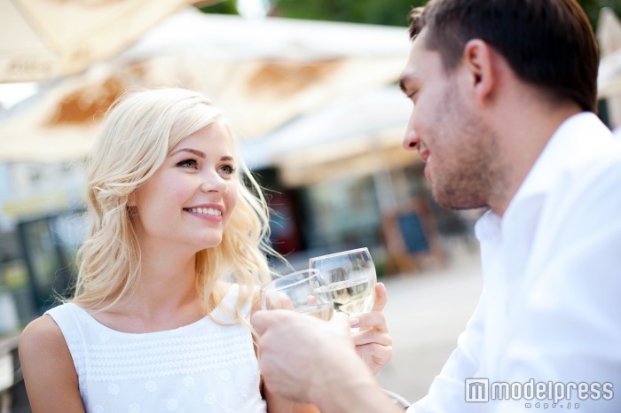 距離を縮めるためには明るい会話を（photo by Syda Productions／Fotolia）