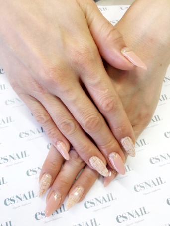 フレンチ×ツイードのくすみピンク（画像提供：esNAIL）