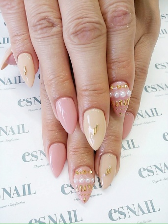 くすみピンク×ベージュ（画像提供：esNAIL）