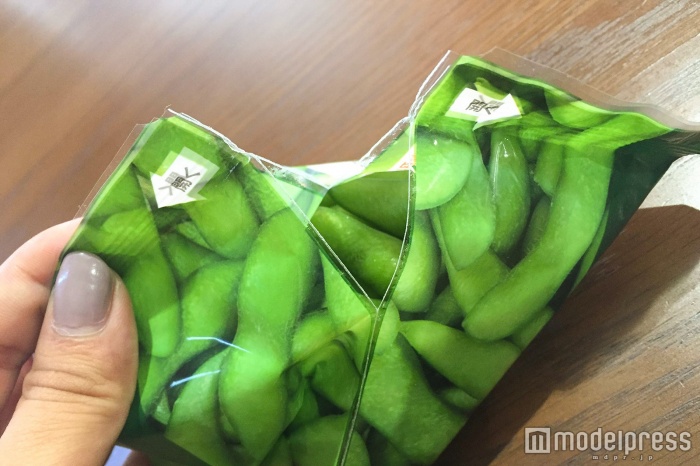 ペリペリとめくってみると…(C)モデルプレス