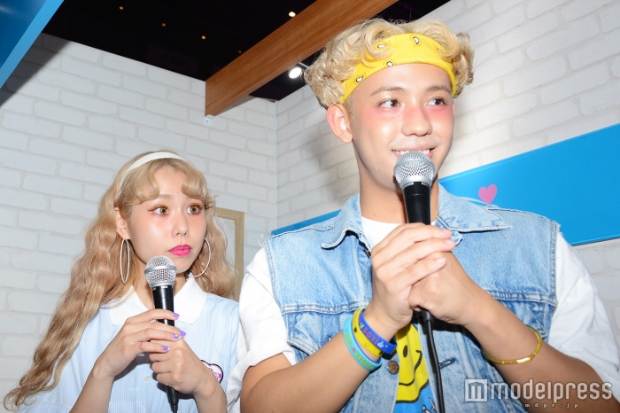 お茶目なトークを展開するぺこ&りゅうちぇる(C)モデルプレス