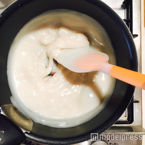 火にかけながら混ぜていくとお餅に変化（C）モデルプレス