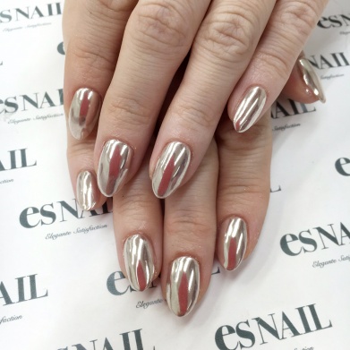 ミラーネイルの定番（画像提供：esNAIL）