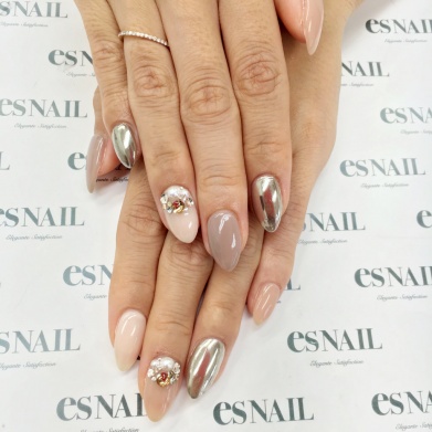 くすみピンク＆グレージュで温かみのあるミラーネイル（画像提供：esNAIL）
