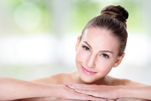 スキンケアを頑張る女性