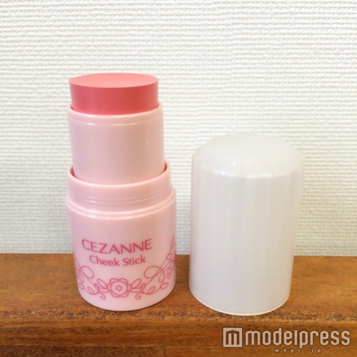 【先取りコスメ】「セザンヌ」のとろけるチークスティックでトレンドフェイスに（C）モデルプレス