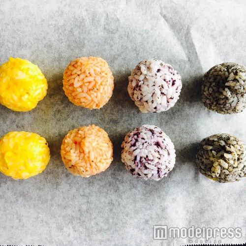 ご飯を丸めよう（C）モデルプレス