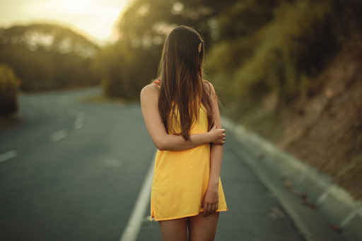 道路にたたずむ女性の写真