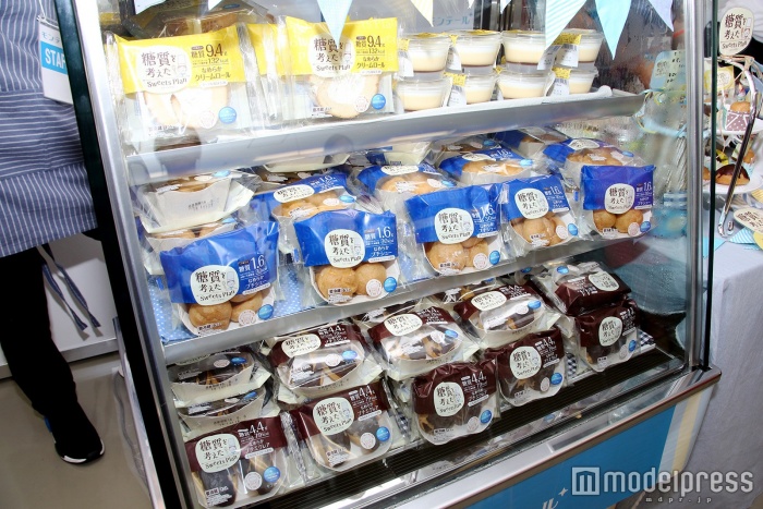 ショーケースにはスイーツがぎっしり（C）モデルプレス