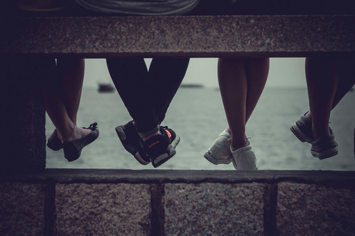 男女の脚が並ぶ写真